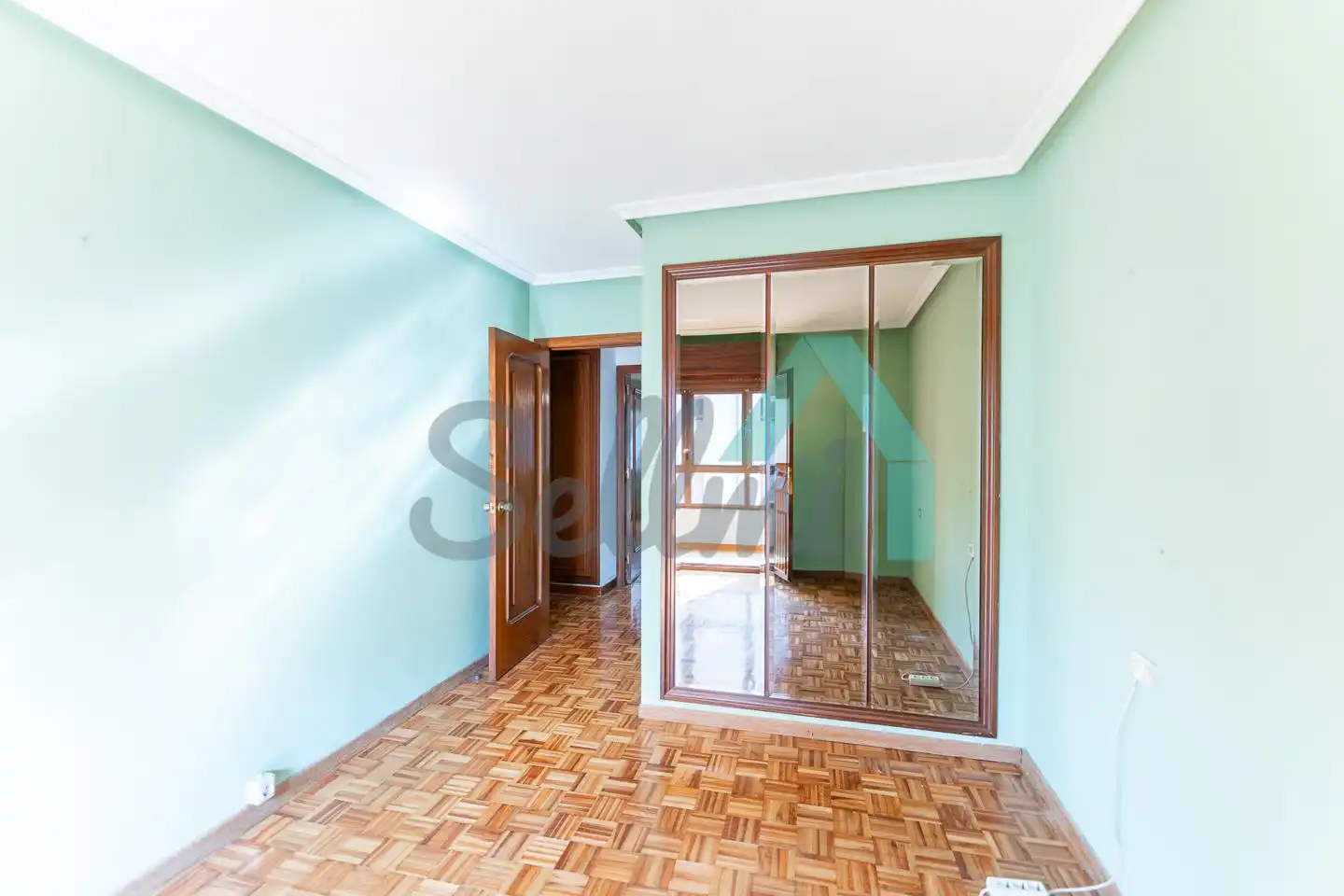 Dormitori de Pis en venda en Oviedo  amb Calefacció, Parquet i Terrassa