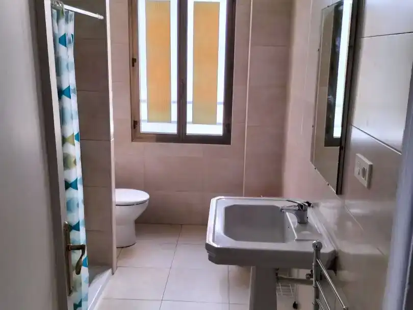 Baño de Piso para compartir en León Capital  con Parquet, Amueblado y Balcón