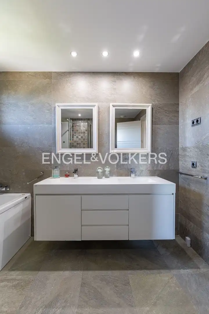 Badezimmer von Einfamilien-Reihenhaus zum Verkauf in Majadahonda mit Klimaanlage, Heizung und Privatgarten