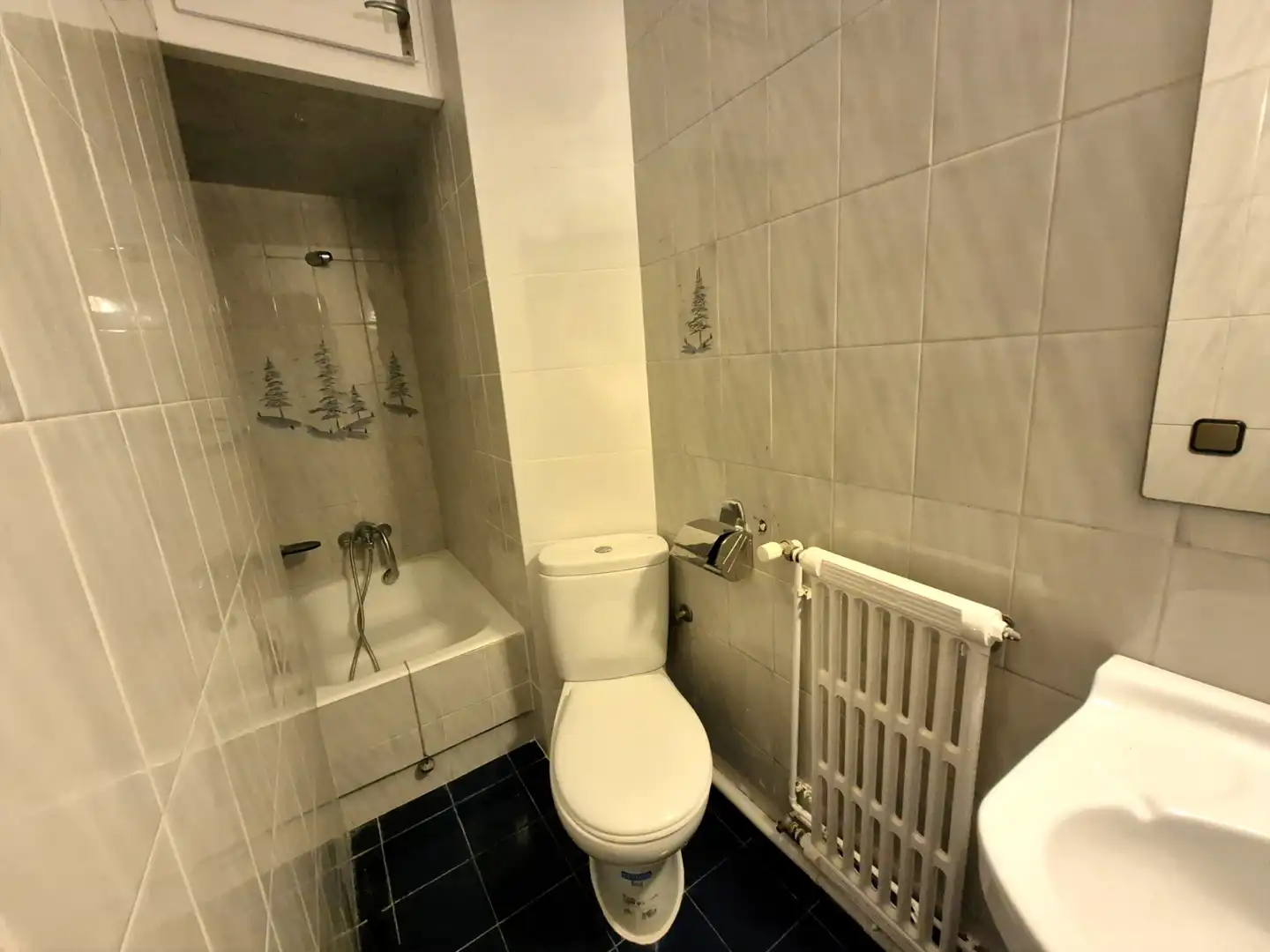 Badezimmer von Wohnung zur Miete in Barcelona mit Klimaanlage, Heizung und Parkett