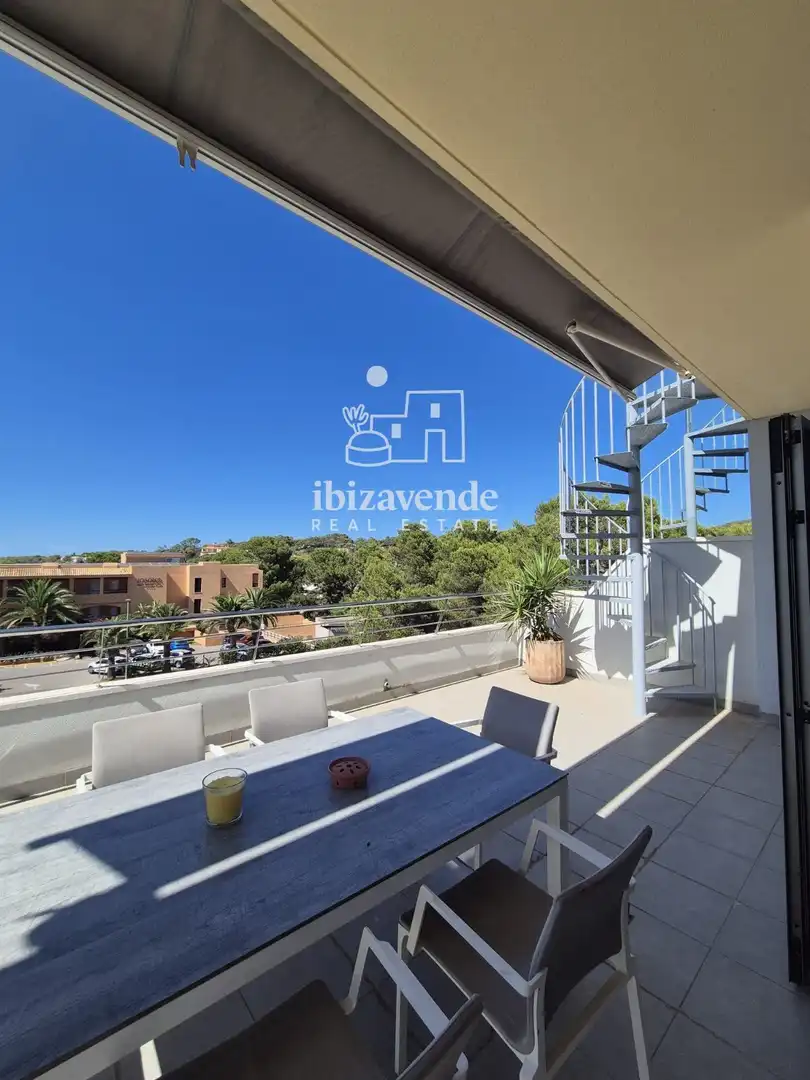 Vista exterior de Àtic de lloguer en Sant Josep de sa Talaia amb Aire condicionat, Terrassa i Piscina