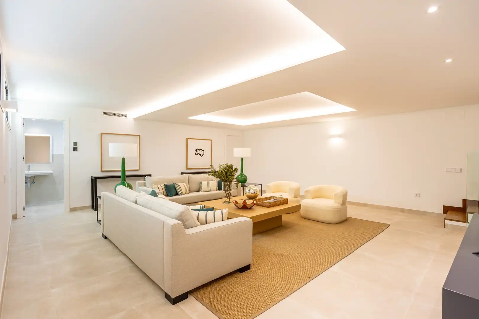 Sala d'estar de Casa o xalet en venda en Marbella amb Aire condicionat, Jardí privat i Terrassa