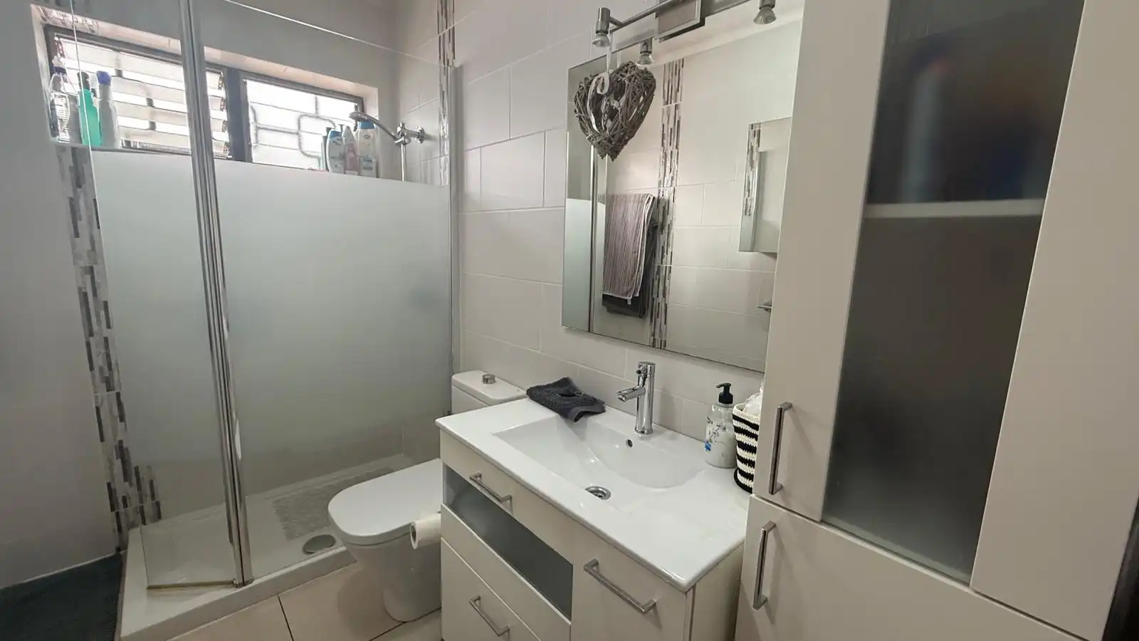Badezimmer von Erdgeschoss zum Verkauf in Arona mit Privatgarten, Terrasse und Abstellraum