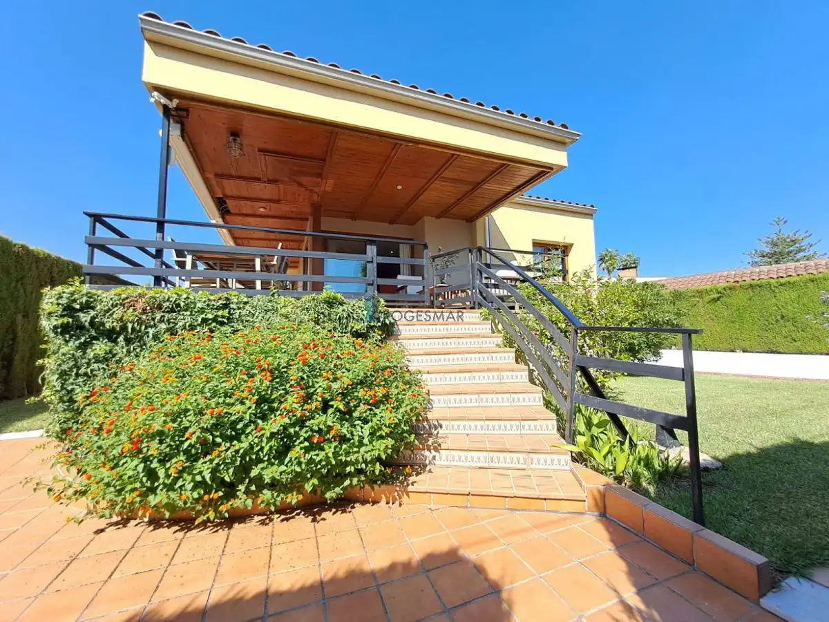 Villa mit Pool zum Verkauf in Avinguda dels Pins
