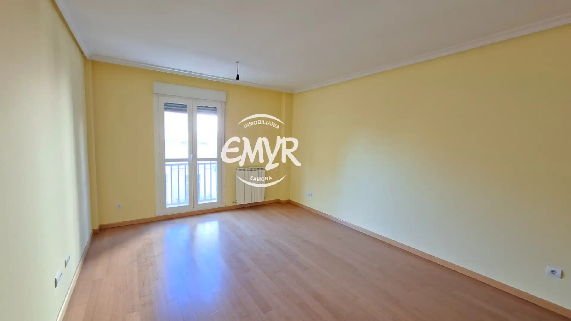 Living room of Flat for sale in Zamora Capital   with Heating, Parquet flooring and Balcony