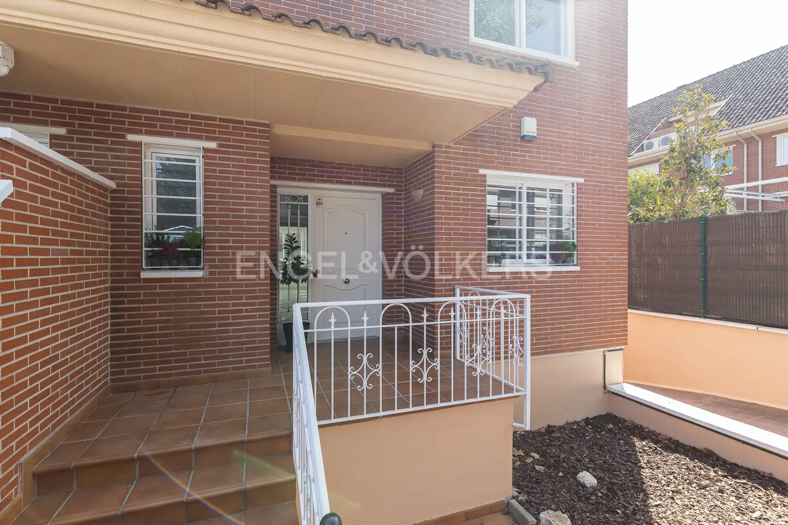 Vista exterior de Casa o xalet de lloguer en Madrid amb Aire condicionat, Calefacció i Jardí privat