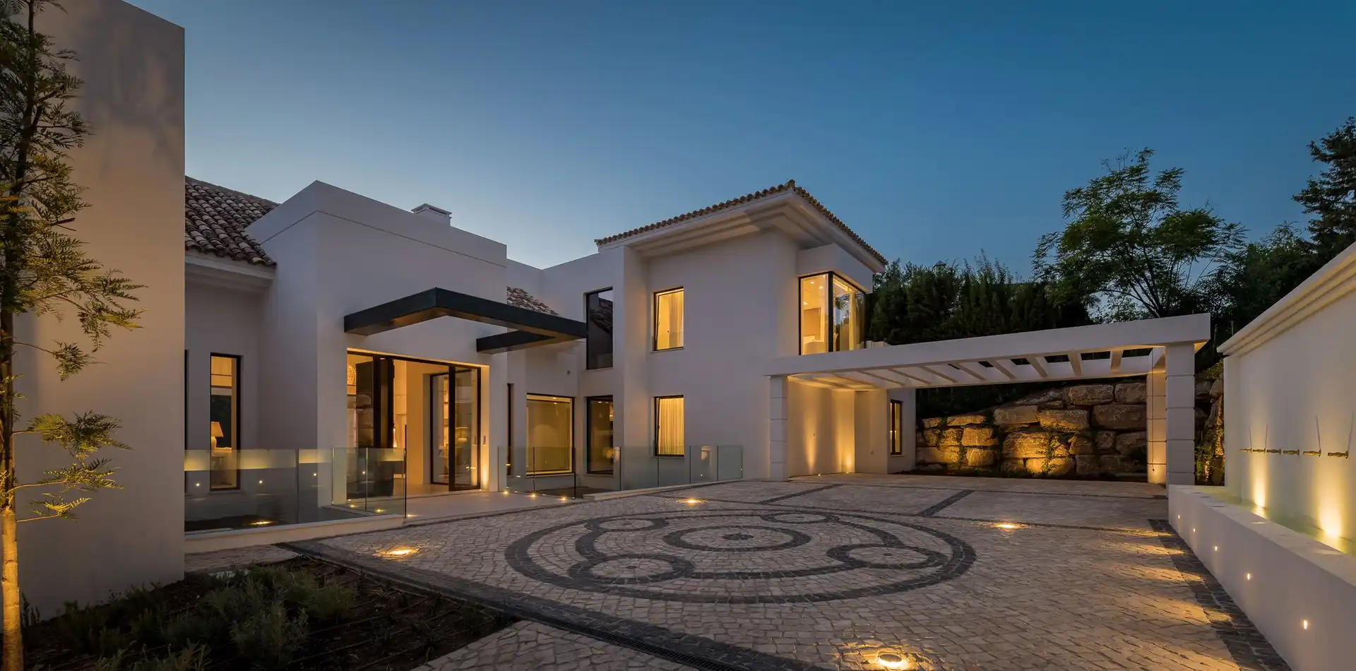Vista exterior de Casa o xalet en venda en Estepona amb Aire condicionat, Terrassa i Piscina