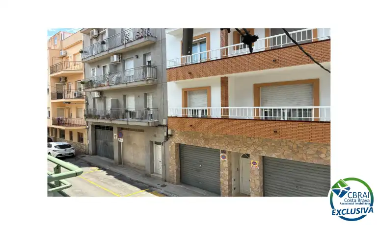 Vista exterior de Pis en venda en Roses amb Calefacció, Terrassa i Forn