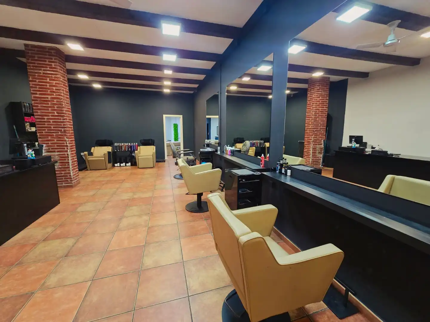Business premises for transfer in Carrer de Ramon J. Sender, imagen 3