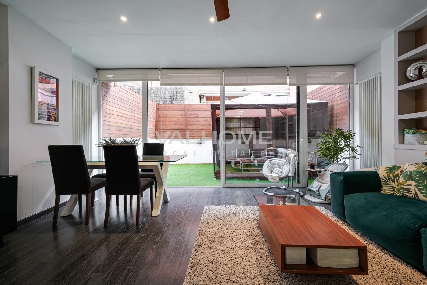 Living room of Single-family semi-detached for sale in Sant Cugat del Vallès  with Heating, Private garden and Parquet flooring