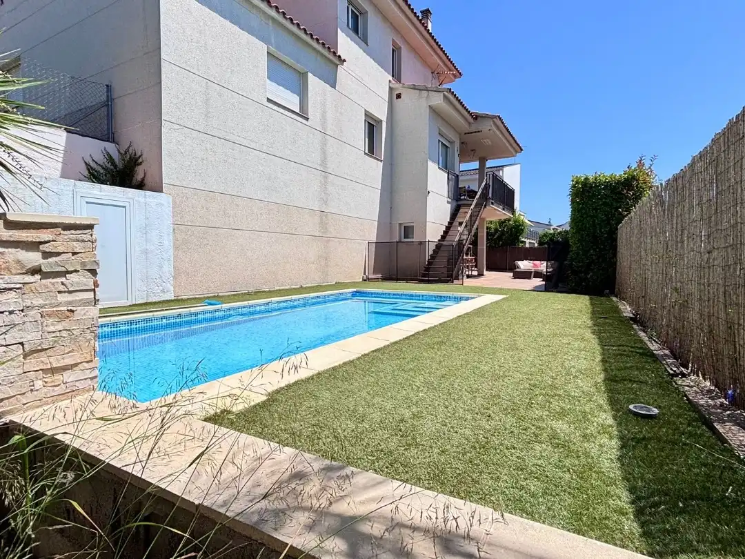 Xalet amb piscina en venda a Carrer Josep Carner 90, imagen 2