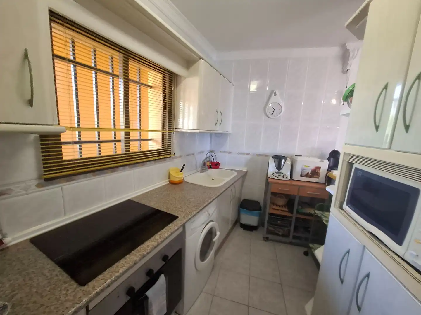 Cocina de Apartamento de alquiler en Benalmádena con Terraza, Amueblado y Piscina comunitaria