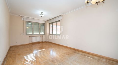 Descubre un impresionante piso en altura ubicado en el distinguido barrio de Alameda de Osuna, en el distrito de Barajas, Madrid.