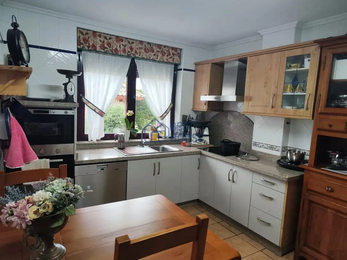 Cuina de Casa o xalet en venda en San Andrés del Rabanedo amb Calefacció, Jardí privat i Parquet