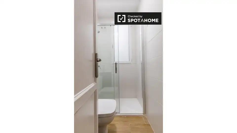 Bathroom of Flat for rent in Valencia  with Air Conditioner, Heating and Furnished