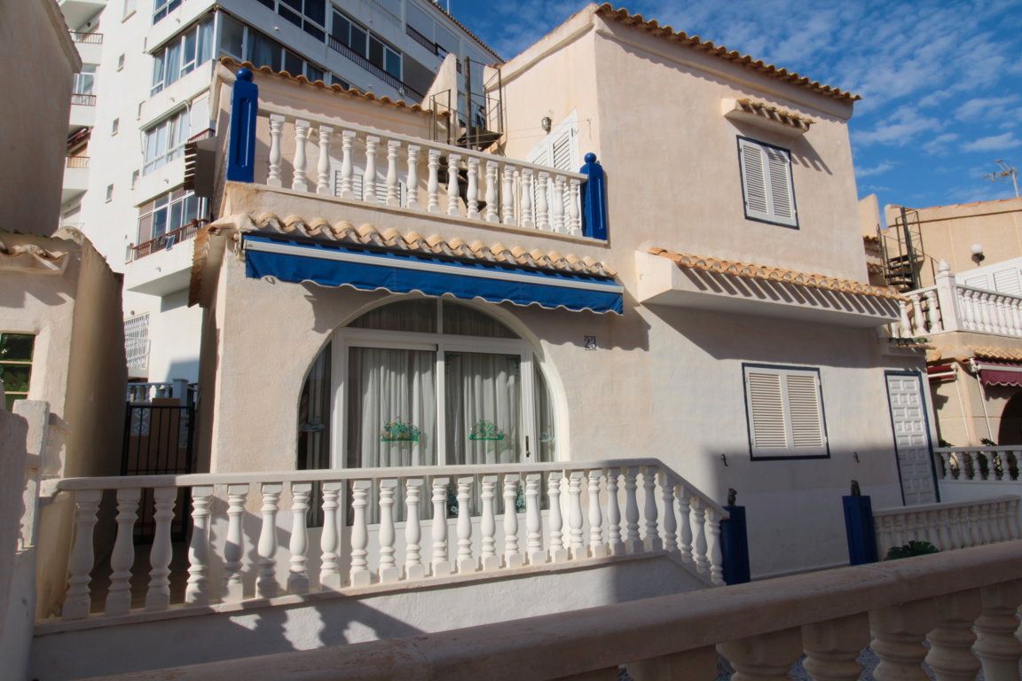 Vista exterior de Casa adosada en venta en Torrevieja con Terraza, Amueblado y Piscina comunitaria