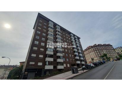 Vista exterior de Pis en venda en Avilés amb Calefacció, Terrassa i Traster