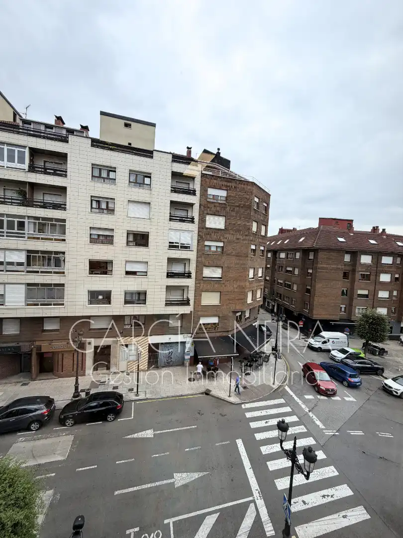Vista exterior de Pis en venda en Oviedo  amb Calefacció, Parquet i Traster