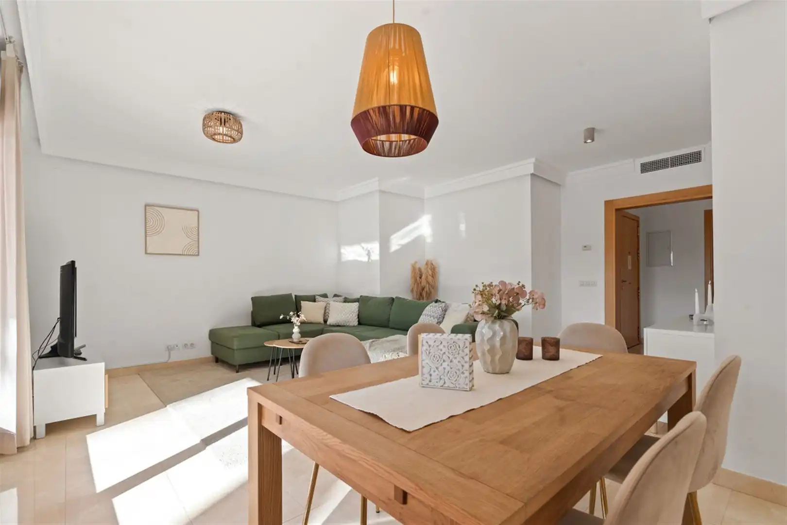 Menjador de Apartament en venda en Estepona amb Aire condicionat i Terrassa