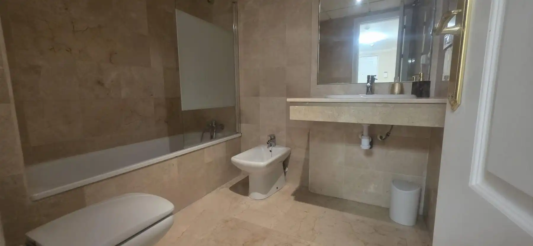 Badezimmer von Wohnung zum Verkauf in Marbella mit Klimaanlage, Terrasse und Balkon