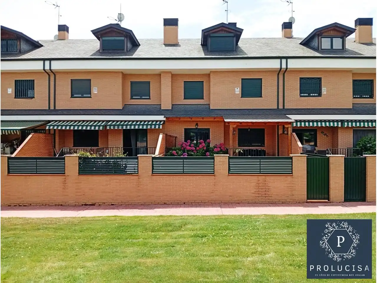 Exterior view of Detached homes for sale in Fuenlabrada  with Air Conditioner, Heating and Terrace