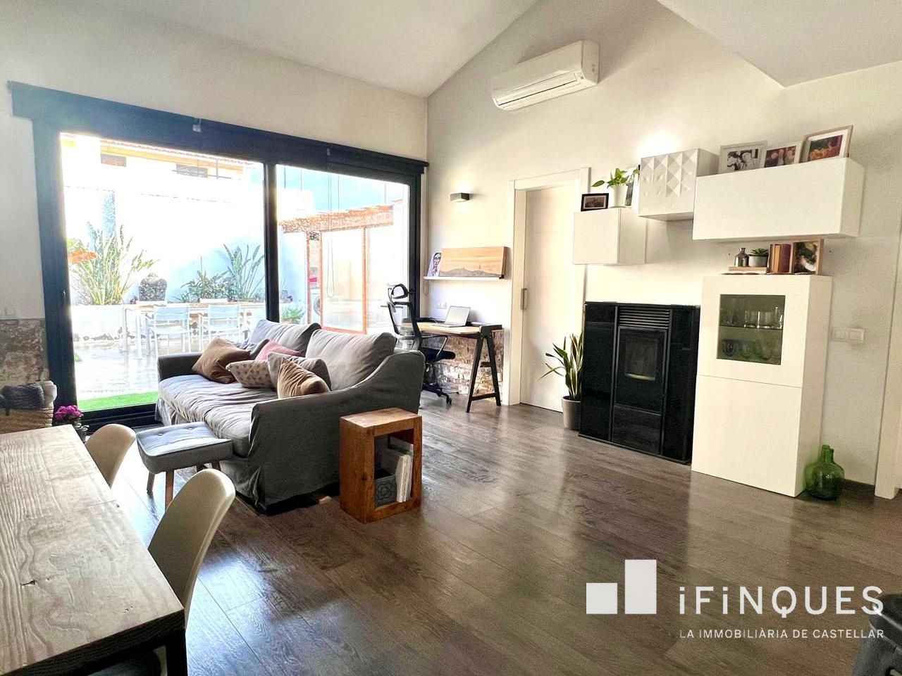 Sala de estar de Casa o chalet en venta en Castellar del Vallès con Aire acondicionado, Jardín privado y Parquet