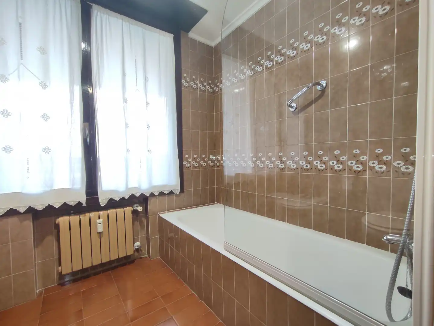 Baño de Piso de alquiler en Gijón  con Calefacción, Parquet y Amueblado