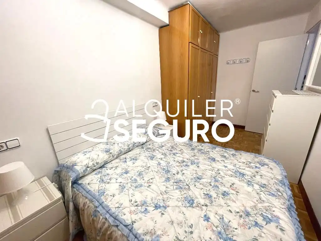 Dormitori de Pis de lloguer en Madrid amb Terrassa i Moblat