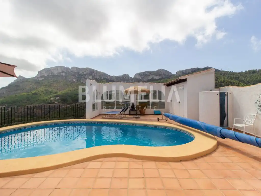 Vista exterior de Casa o xalet en venda en Dénia amb Aire condicionat, Jardí privat i Piscina