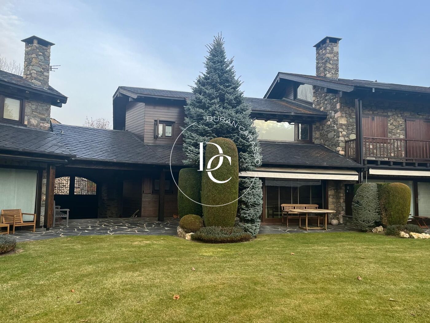 Vista exterior de Casa o xalet en venda en Fontanals de Cerdanya amb Calefacció, Jardí privat i Terrassa