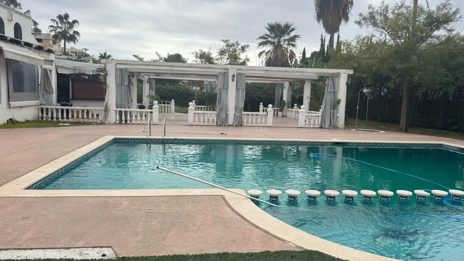 Piscina de Edificio en venta en Estepona con Alarma y Piscina comunitaria
