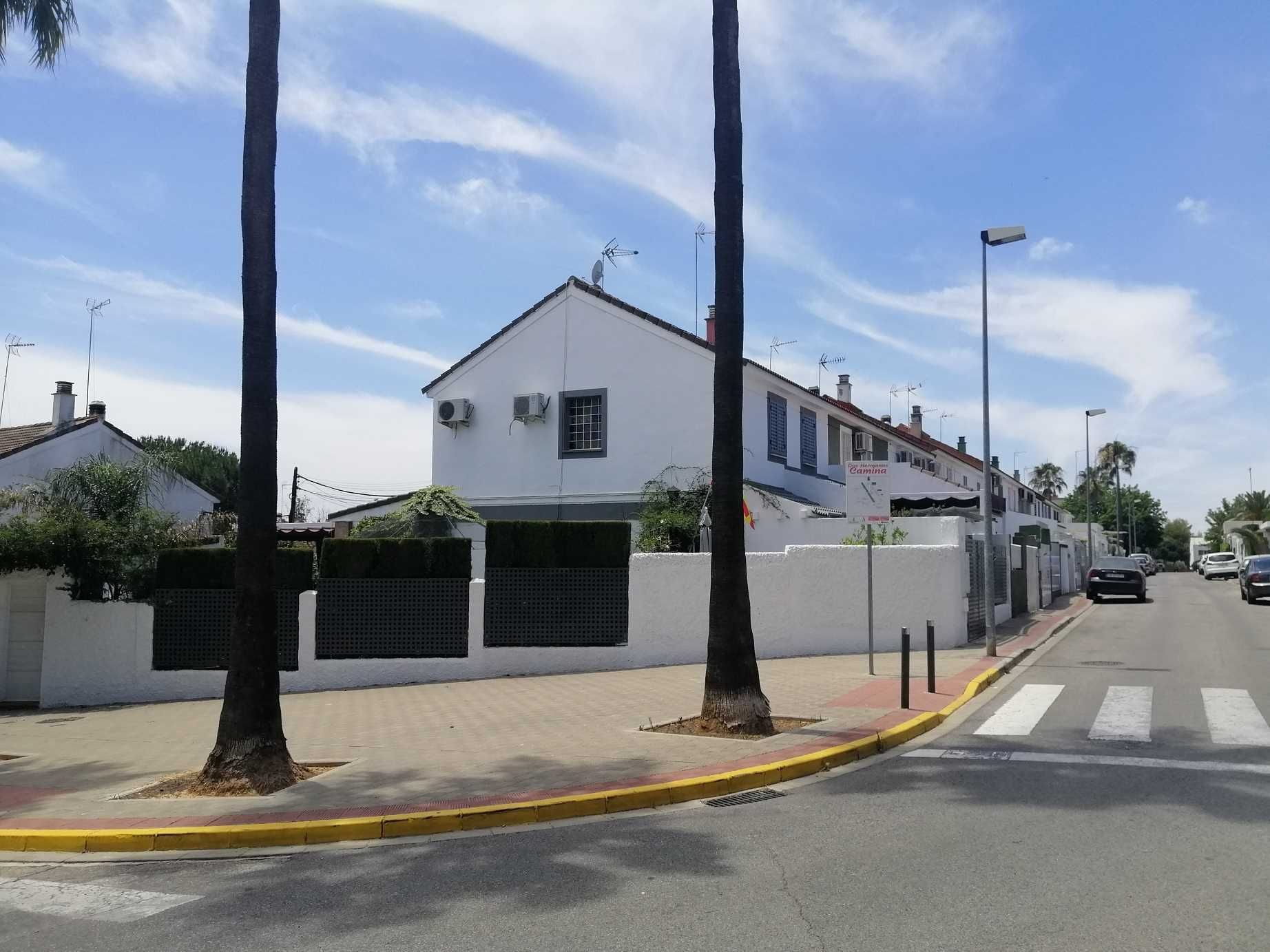 Vista exterior de Casa adosada en venda en Dos Hermanas