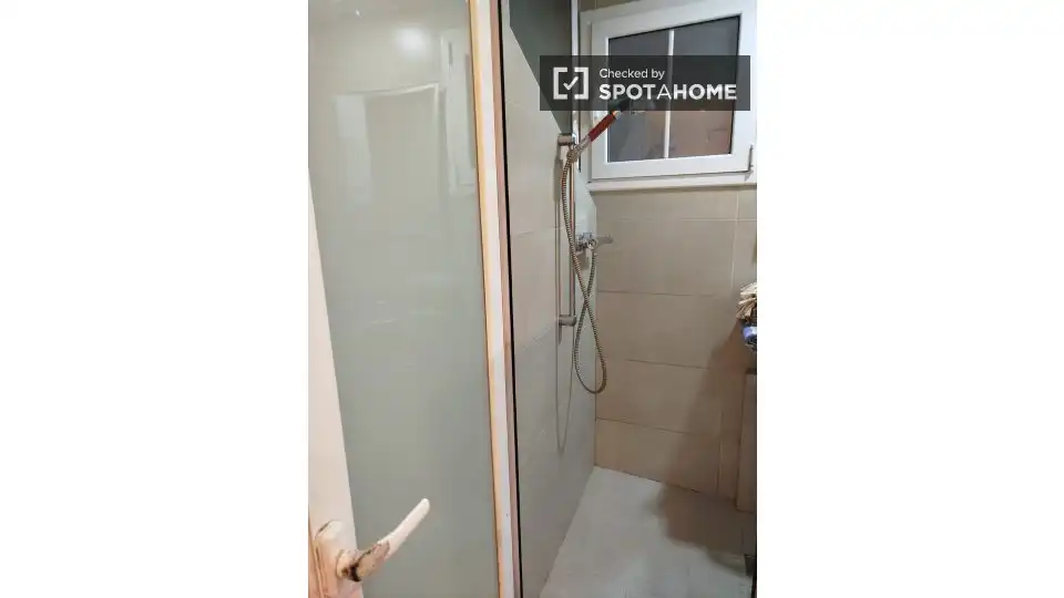 Baño de Piso para compartir en Barcelona con Aire acondicionado, Calefacción y Terraza