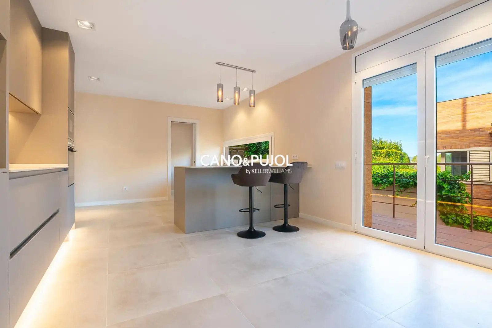 Living room of Houses for sale in Sant Cugat del Vallès  with Air Conditioner, Terrace and Swimming Pool