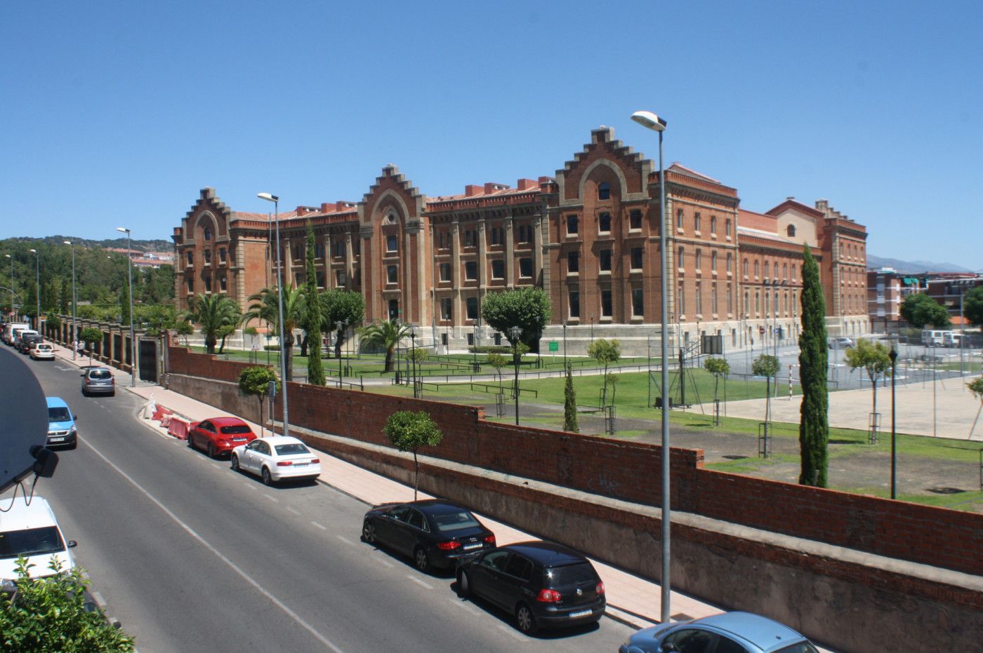 Vista exterior de Pis en venda en Plasencia amb Calefacció i Terrassa
