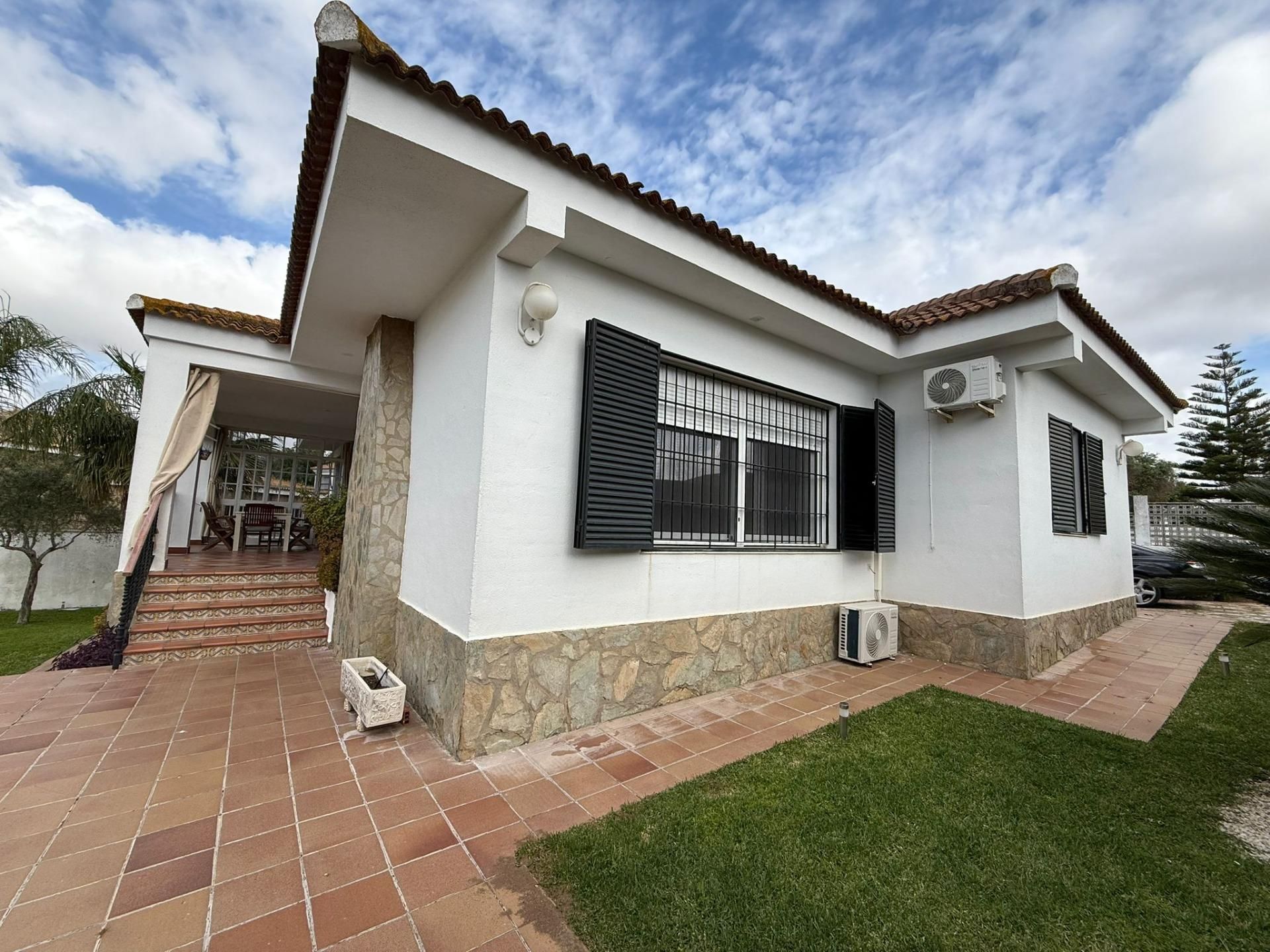 Vista exterior de Casa o chalet en venta en Dos Hermanas con Aire acondicionado, Jardín privado y Terraza