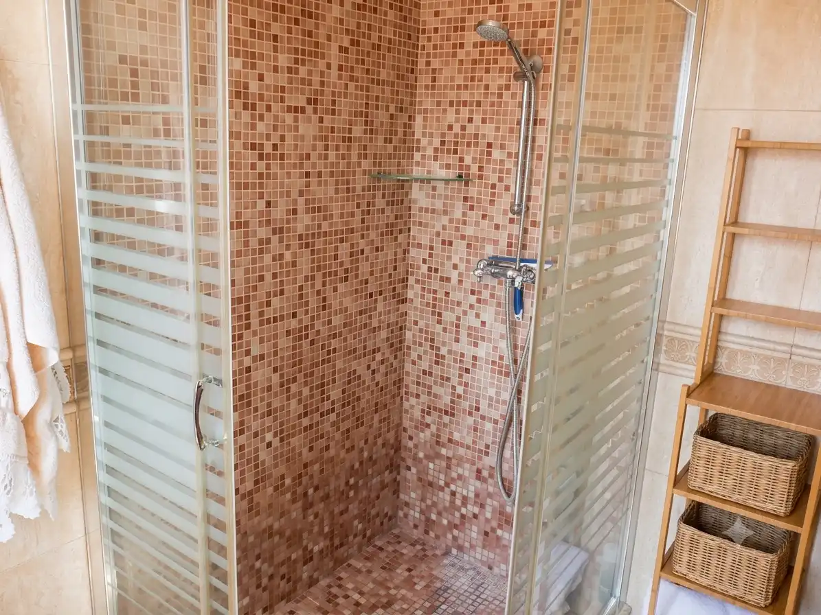 Bany de Casa adosada en venda en Sagunto / Sagunt amb Aire condicionat, Calefacció i Jardí privat