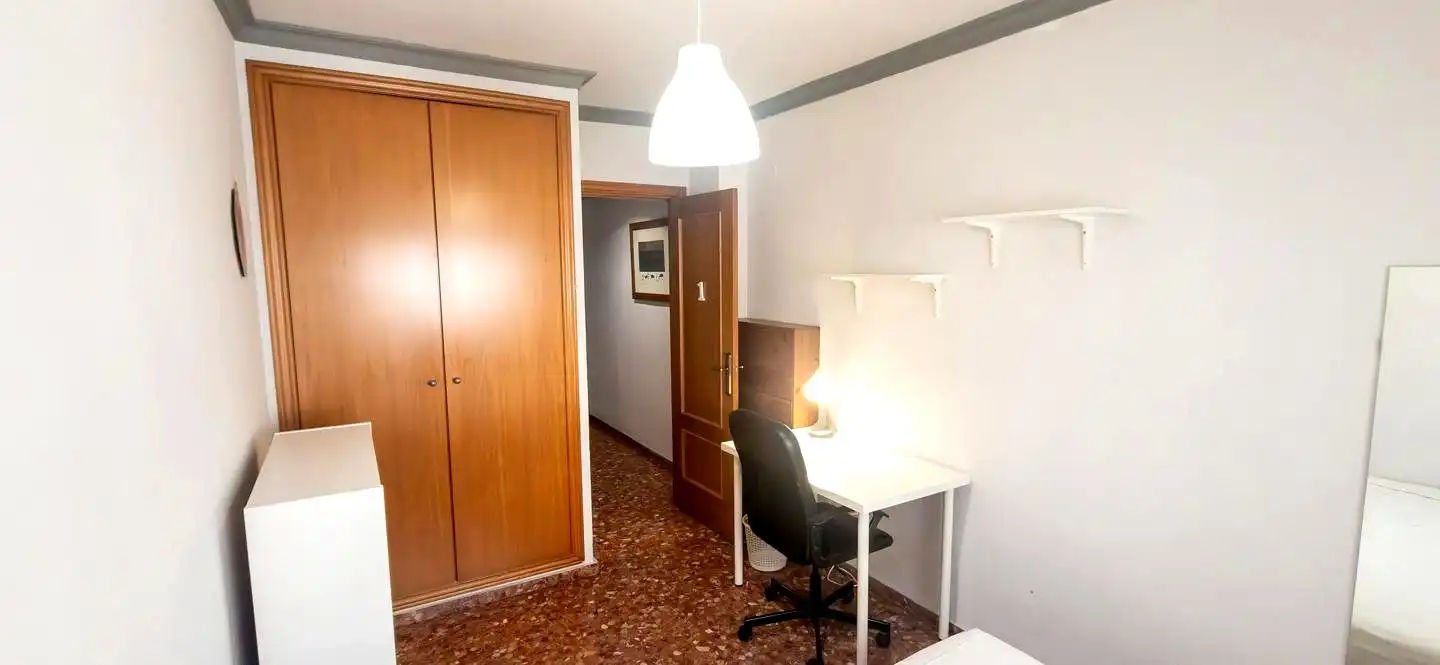 Dormitori de Pis de lloguer en Valencia amb Aire condicionat, Terrassa i Moblat