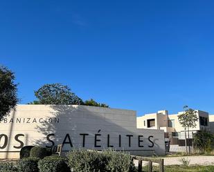 Vista exterior de Casa o xalet en venda en Majadahonda amb Aire condicionat, Terrassa i Piscina