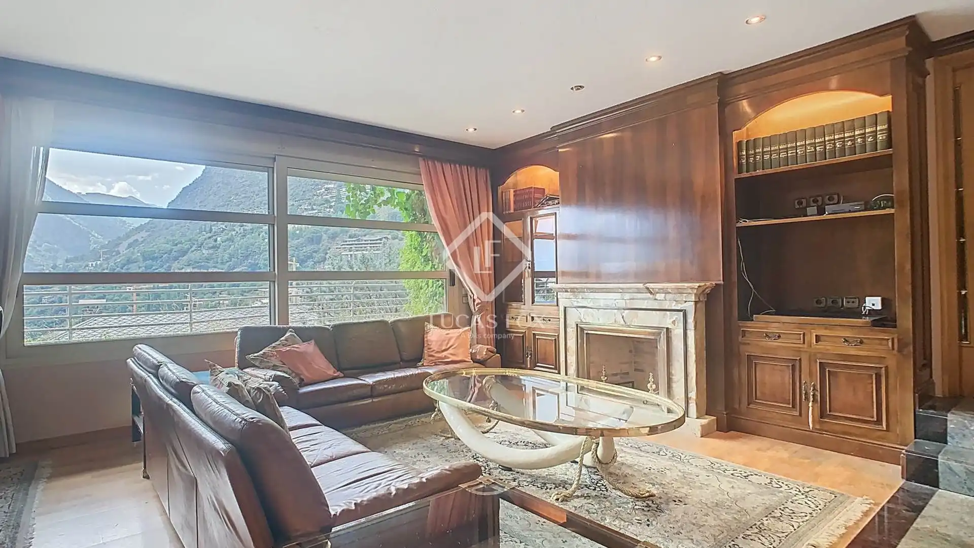 Sala d'estar de Casa o xalet en venda en Escaldes – Engordany amb Calefacció, Jardí privat i Parquet