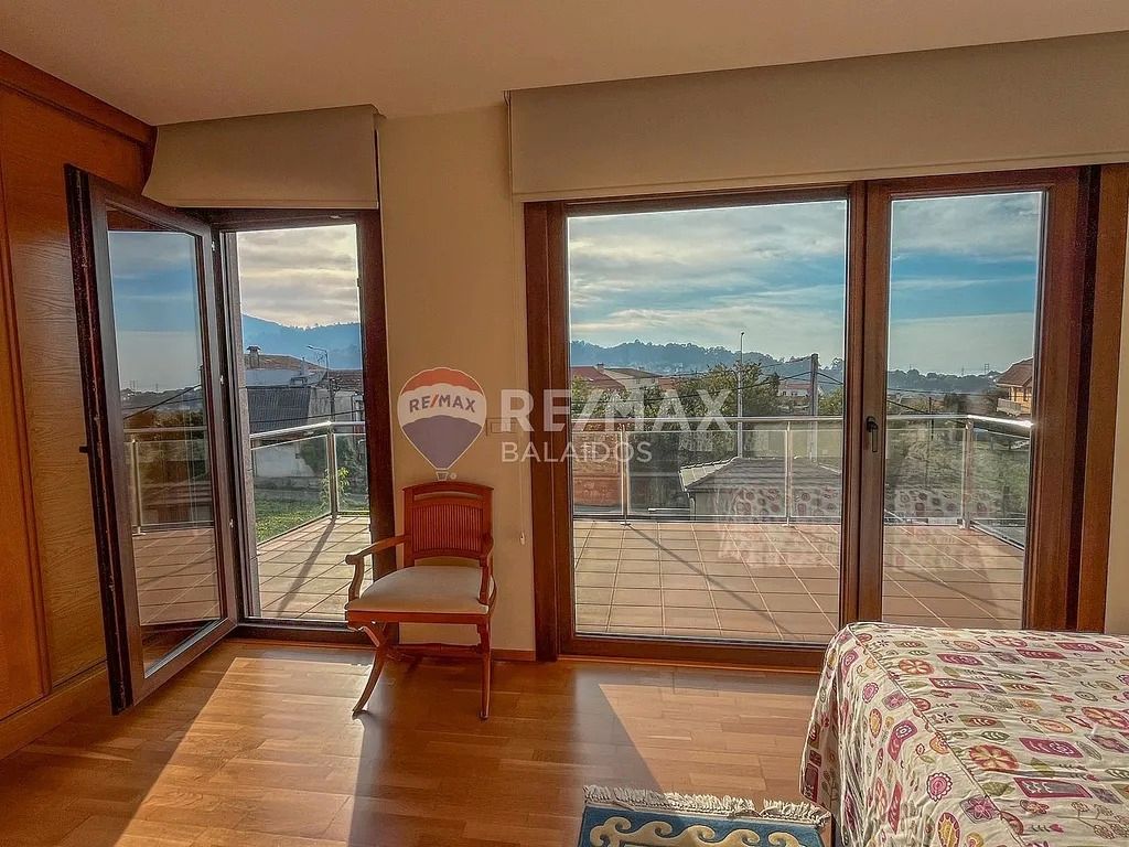 Dormitori de Casa o xalet en venda en Vigo  amb Calefacció, Jardí privat i Parquet