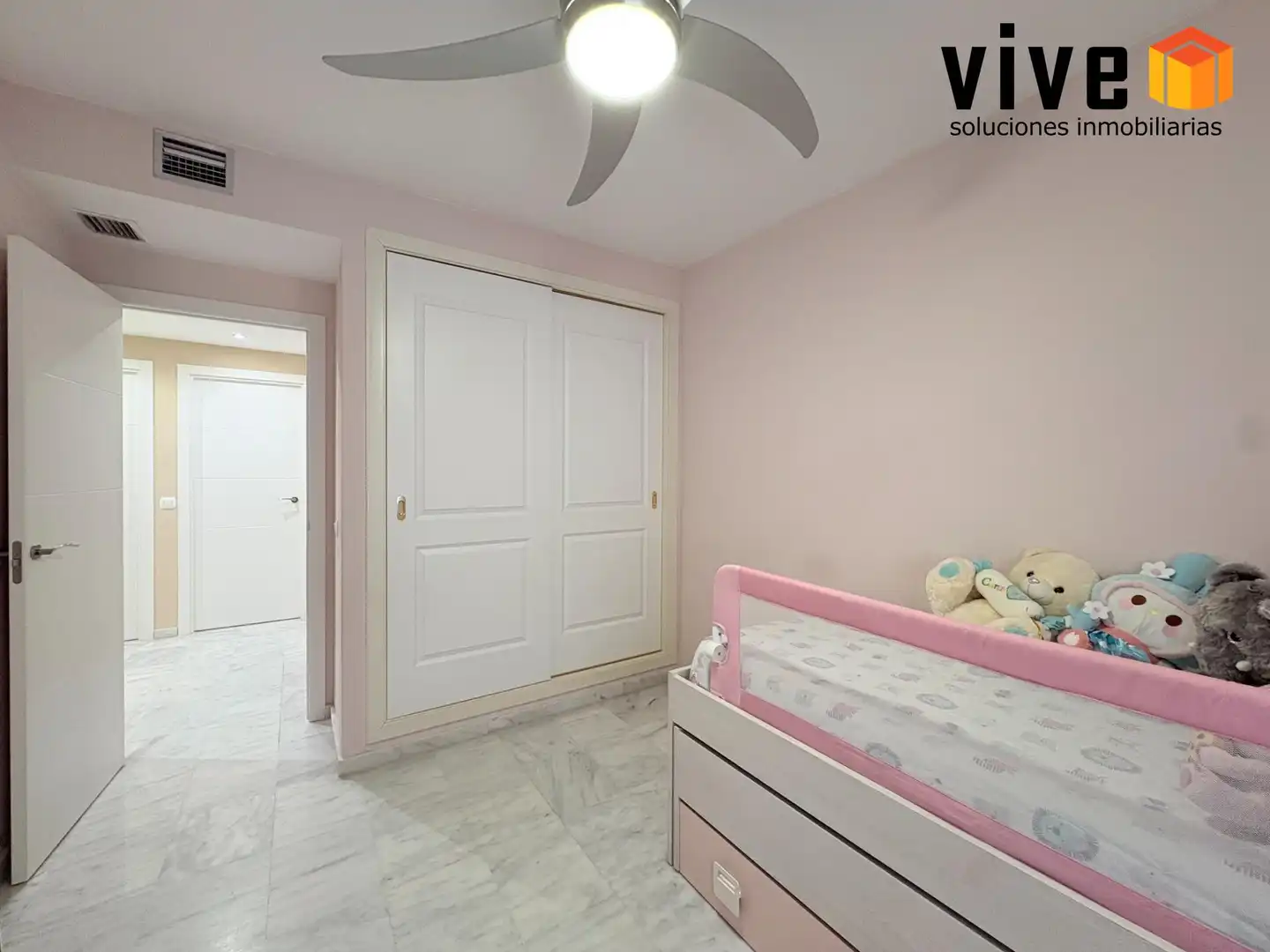 Dormitori de Casa adosada en venda en San Juan de Aznalfarache amb Aire condicionat, Calefacció i Piscina comunitària
