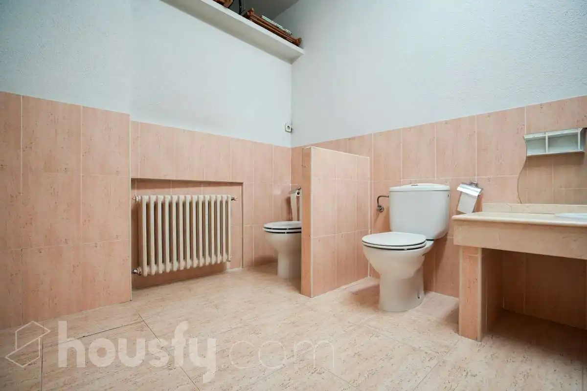 Baño de Local en venta en Madrid con Aire acondicionado