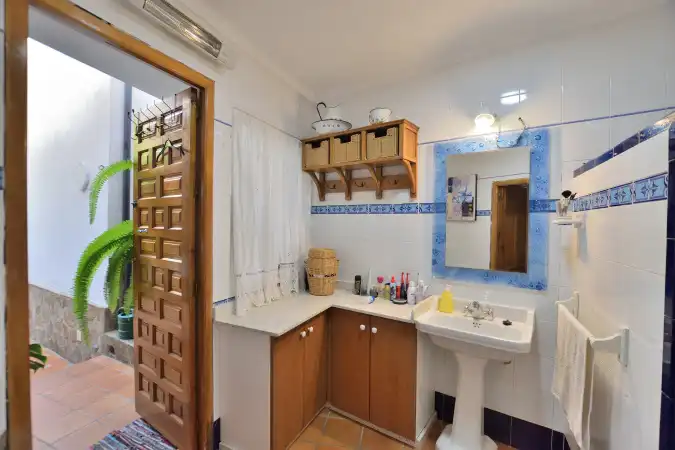 Baño de Casa adosada en venta en Benaoján con Calefacción, Terraza y Jacuzzi