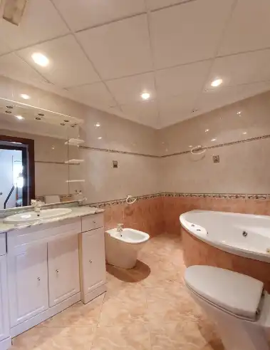 Baño de Casa o chalet en venta en Torrevieja con Aire acondicionado, Calefacción y Jardín privado