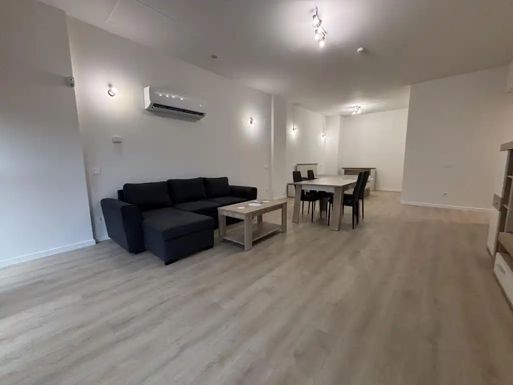 Sala d'estar de Estudi de lloguer en Madrid amb Aire condicionat, Moblat i Piscina comunitària