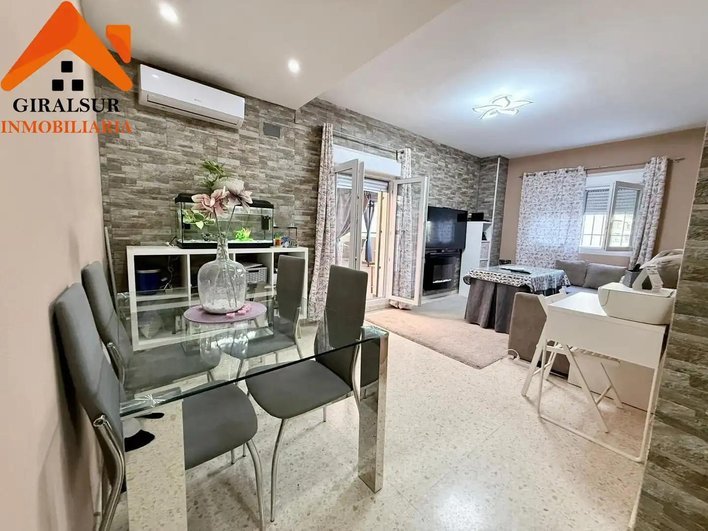 Living room of Flat for sale in Sevilla  with Air Conditioner, Terrace and Storage room