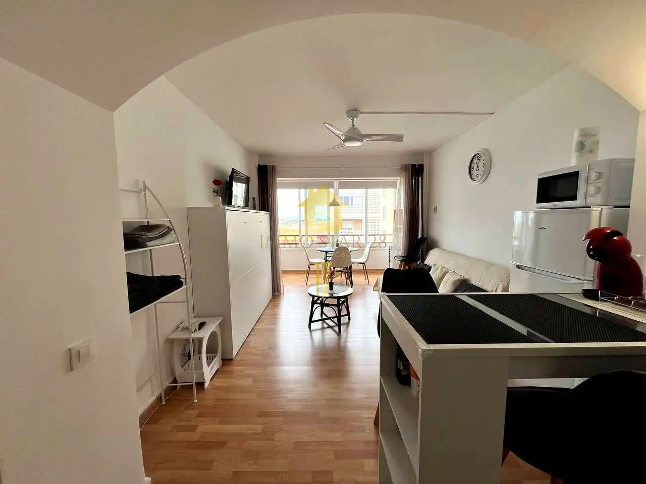 Sala de estar de Estudio en venta en Roses con Parquet, Amueblado y Piscina comunitaria