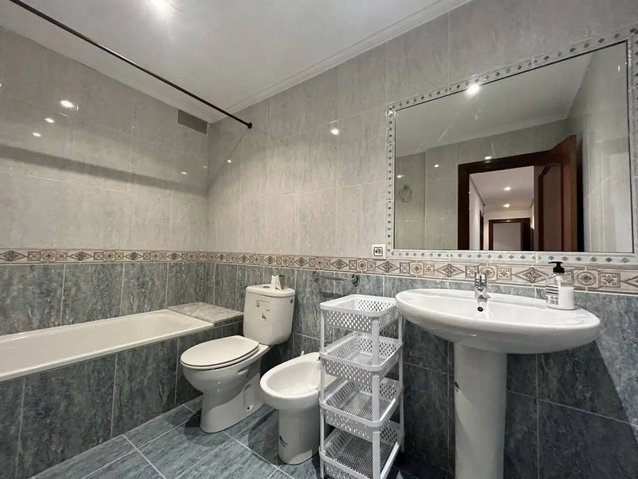 Baño de Piso de alquiler en Oviedo  con Calefacción y Amueblado