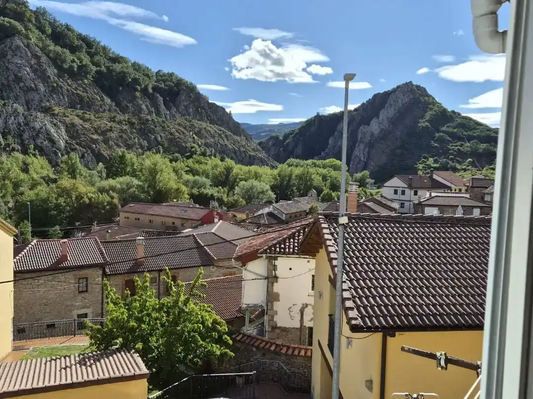 Vista exterior de Pis en venda en La Pola de Gordón 